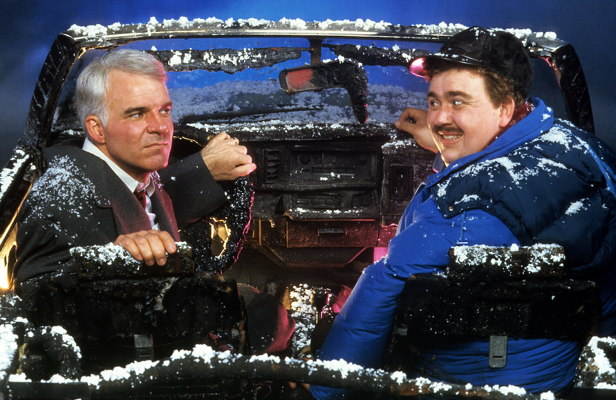Steve Martin et John Candy sont assis dans une voiture détruite dans 