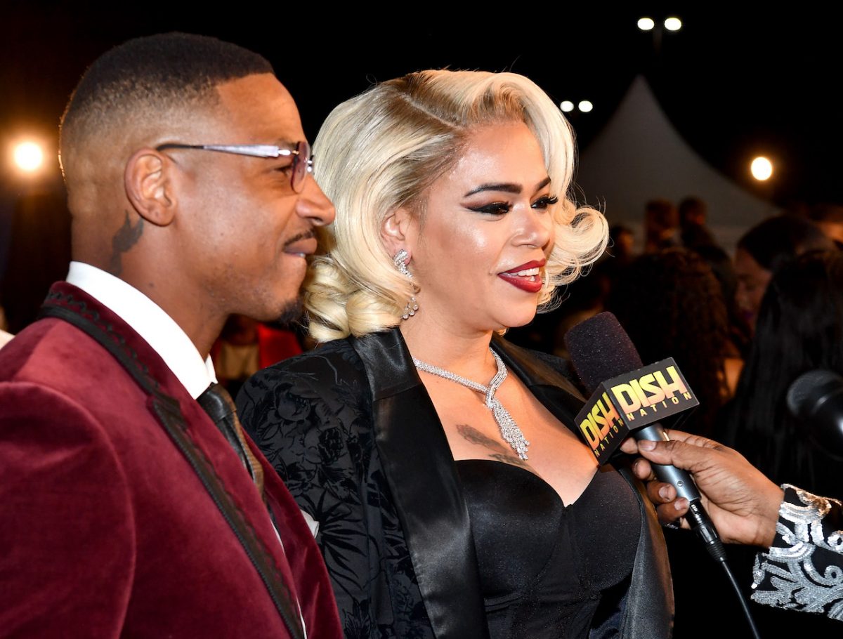 Stevie J et Faith Evans lors d'une interview;  Stevie a récemment présenté ses excuses à Evans pour l'avoir publiquement embarrassée
