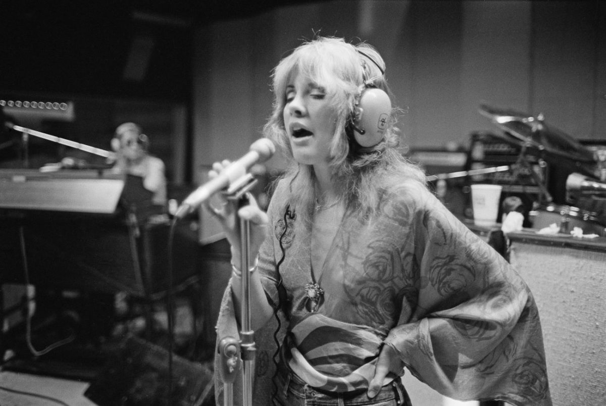 Stevie Nicks porte des écouteurs et chante dans un microphone tout en enregistrant avec Fleetwood Mac.
