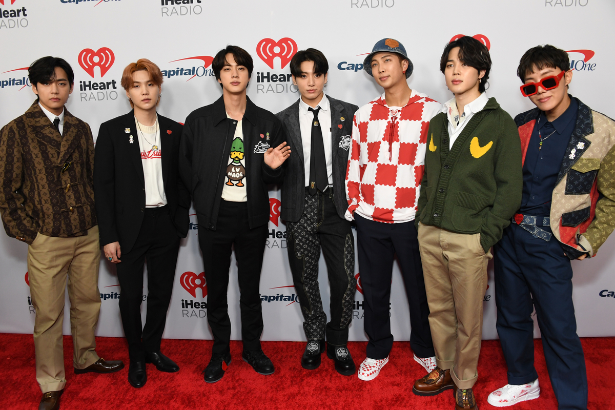 Portant Louis Vuitton, BTS assiste au 102.7 KIIS FM Jingle Ball à Inglewood, en Californie.