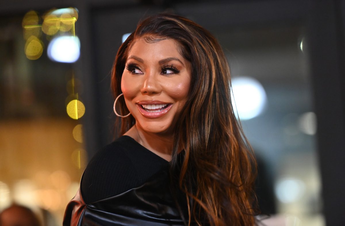Tamar Braxton pose pour une photo - sa sœur Traci est décédée en mars 2022
