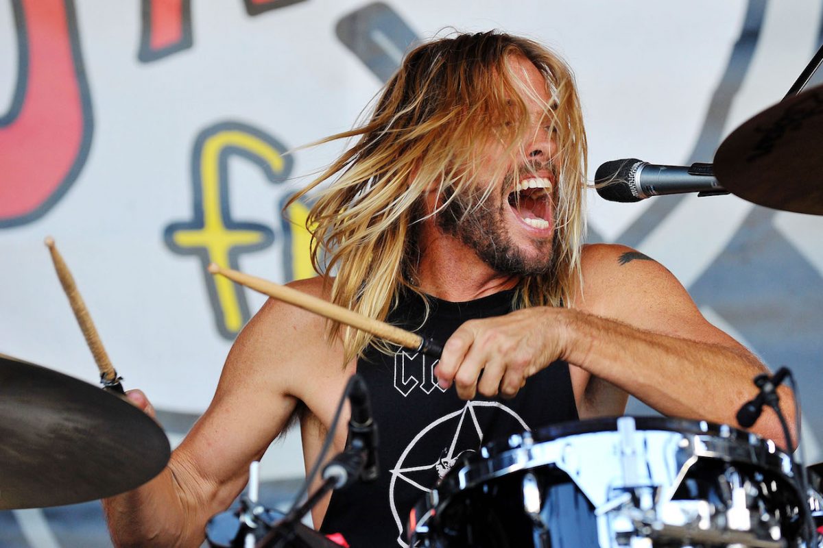 Taylor Hawkins se produit avec Chevy Metal au 11e spectacle de Jack FM en 2016.