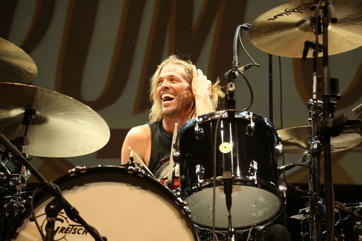 Taylor Hawkins & The Coattail Riders se produisant au 27e Drum-Off annuel du Guitar Center au Club en 2016.
