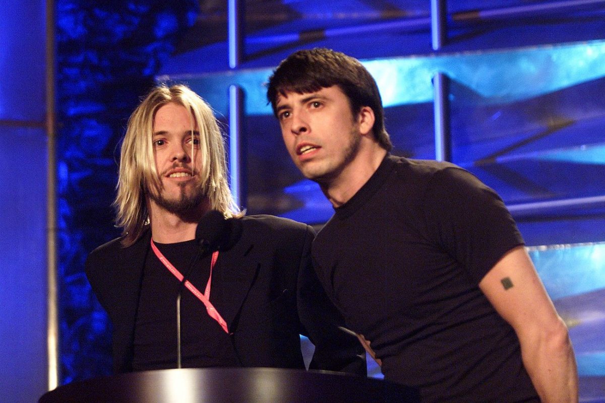 Taylor Hawkins et Dave Grohl intronisent Queen au Rock & Roll Hall of Fame en 2001.