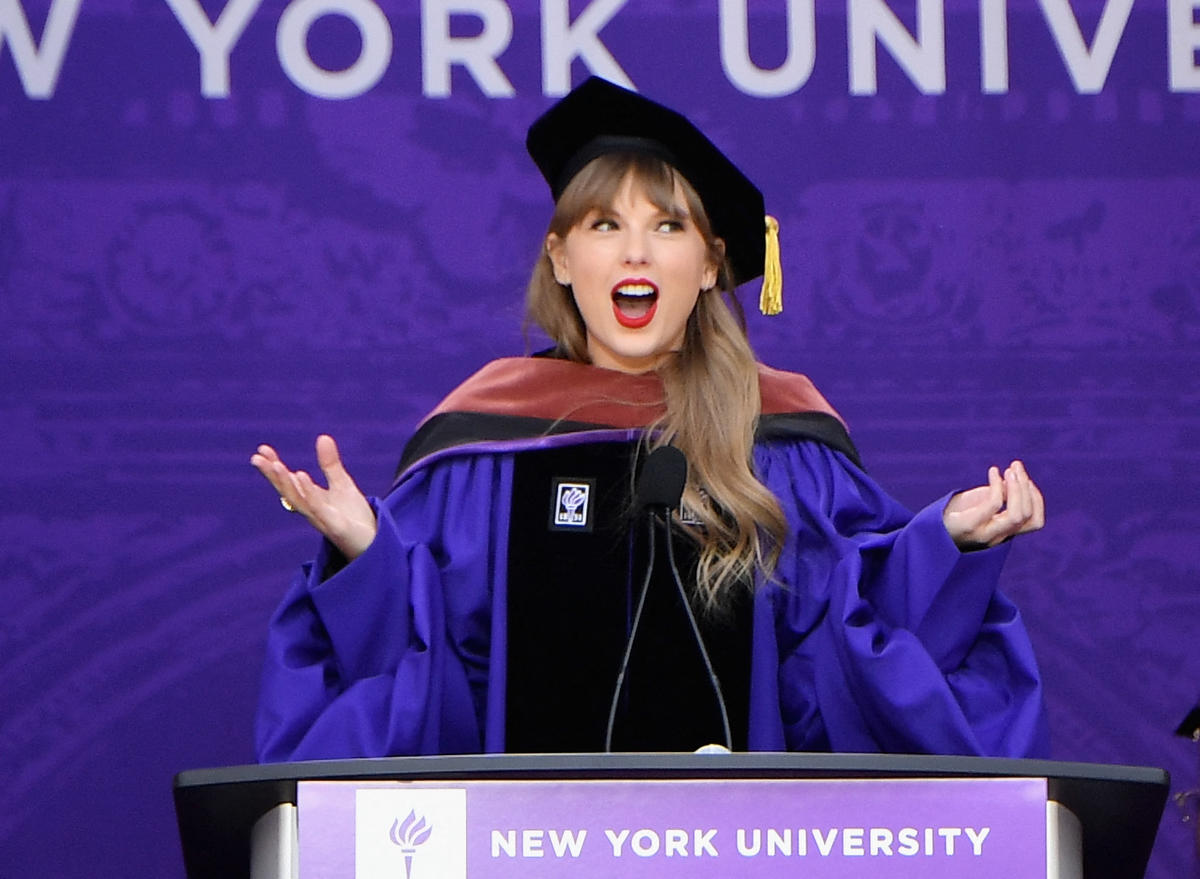 Vêtue d'une robe de graduation, Taylor Swift conseille aux étudiants d'apprendre à vivre avec grincer des dents à l'adresse de début de NYUU