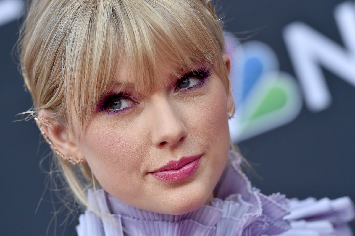 Taylor Swift, qui a le plus de victoires au Billboard dans l'histoire pour une artiste féminine, pose sur le tapis rouge des Billboard Music Awards à Los Angeles.