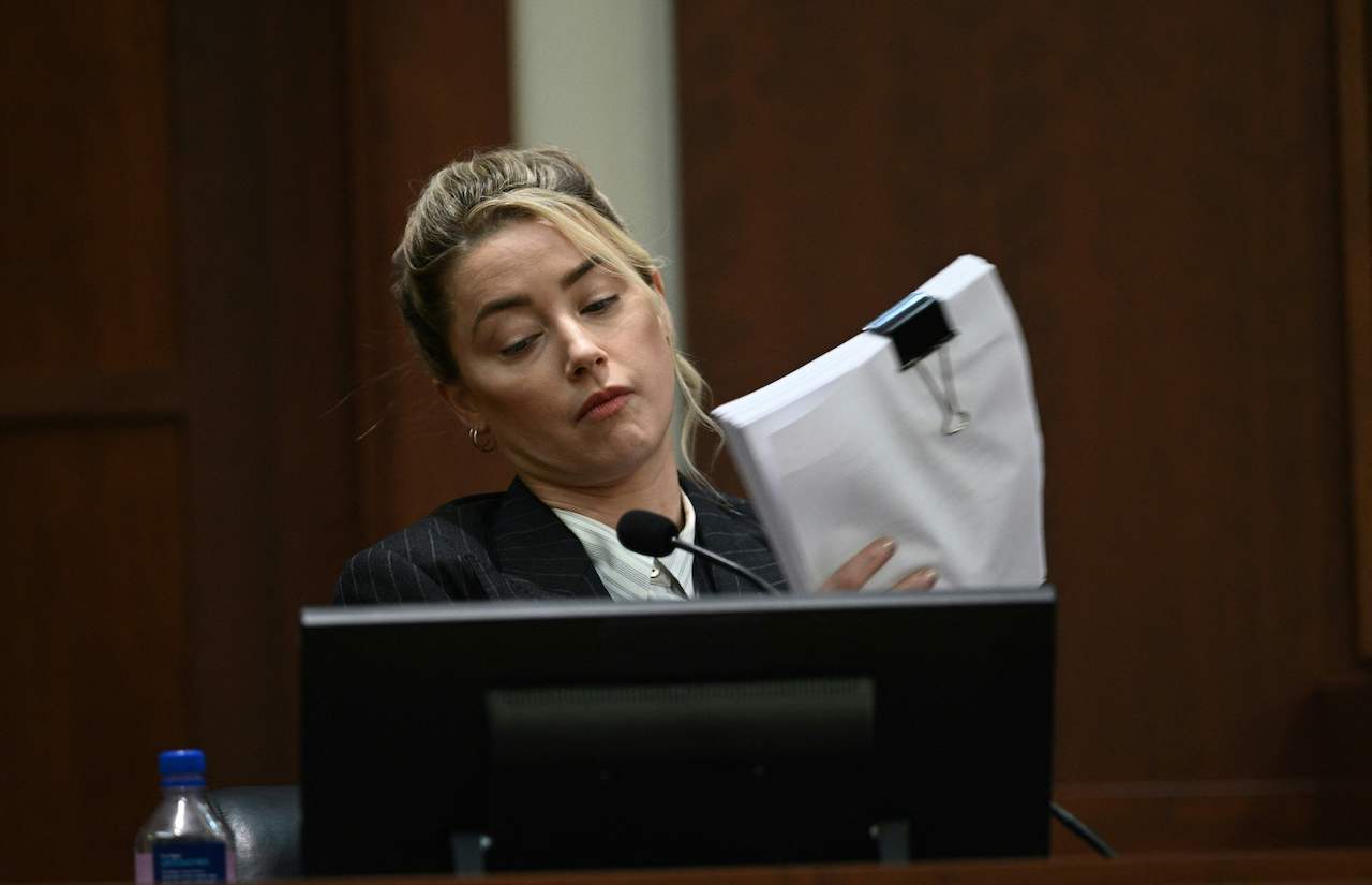 Amber Heard siège pour témoigner devant le tribunal