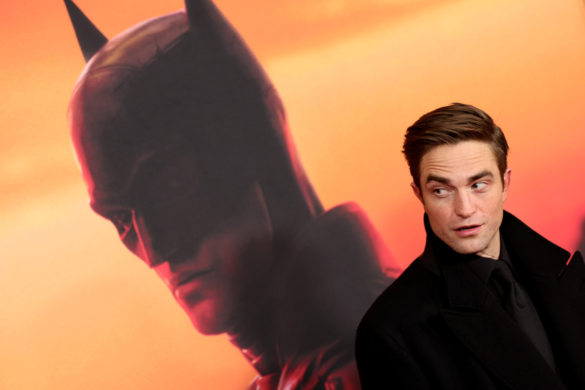 Robert Pattinson - éclipsé par une image de Batman - assiste à la première mondiale de "The Batman" le 1er mars 2022 à New York
