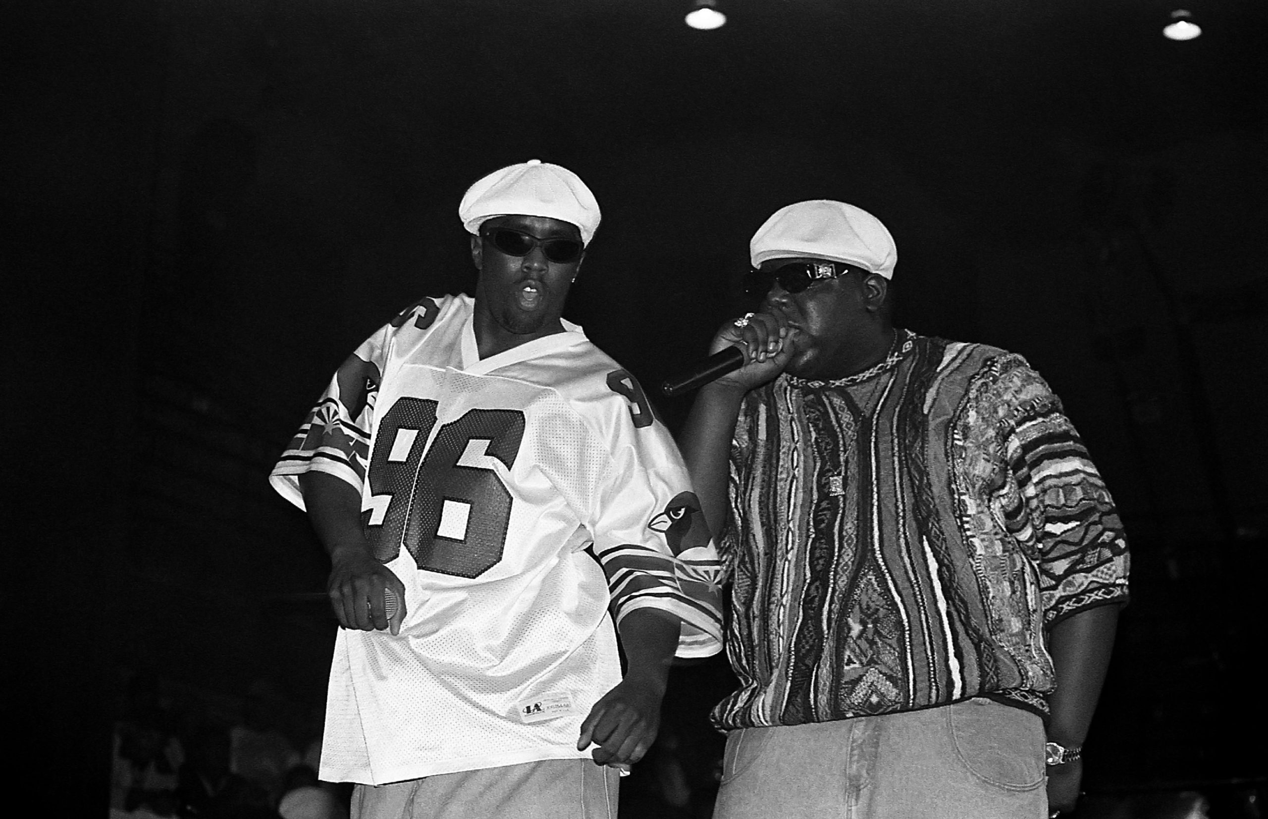 Sean 'Puffy' Combs et The Notorious BIG se produisent ensemble avec des chapeaux blancs assortis