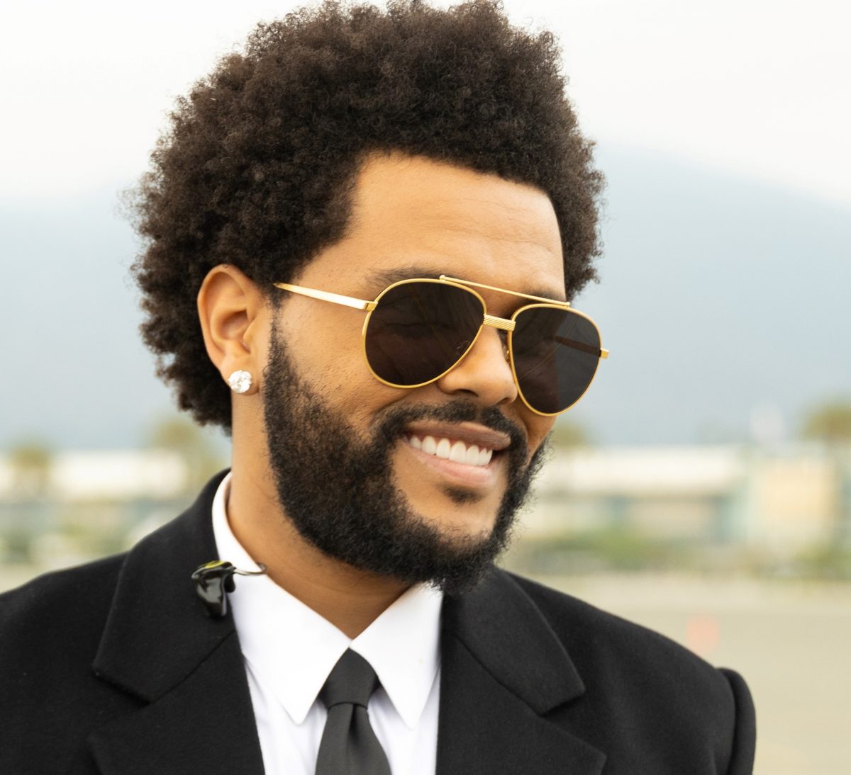The Weeknd portant des lunettes de soleil