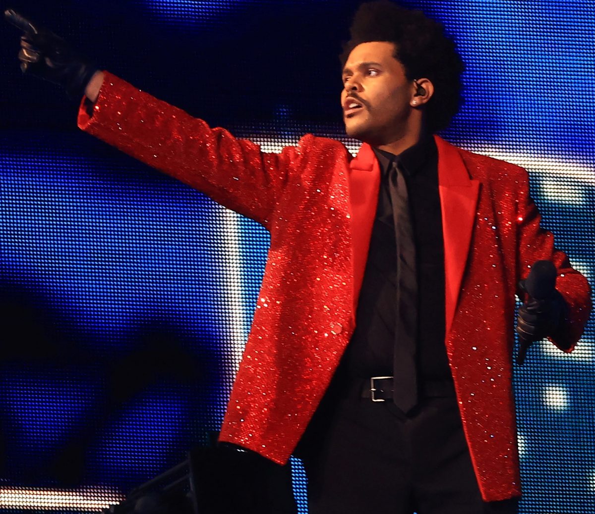 The Weeknd interprétant des chansons au Super Bowl