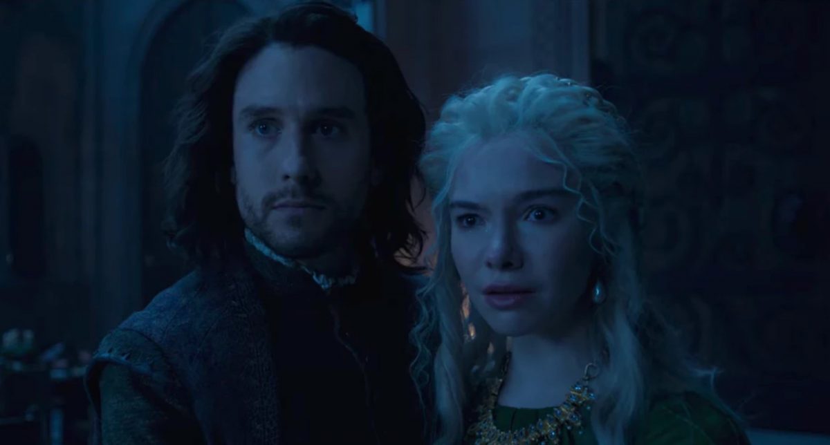 Emhyr_Duny et Pavetta dans la saison 2 de 'The Witcher' debout l'un à côté de l'autre.