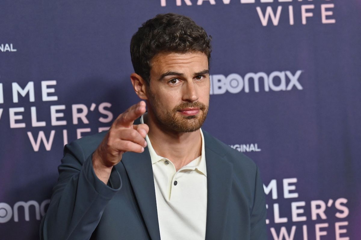 Theo James, diplômé d'une école de théâtre, assiste à la première de