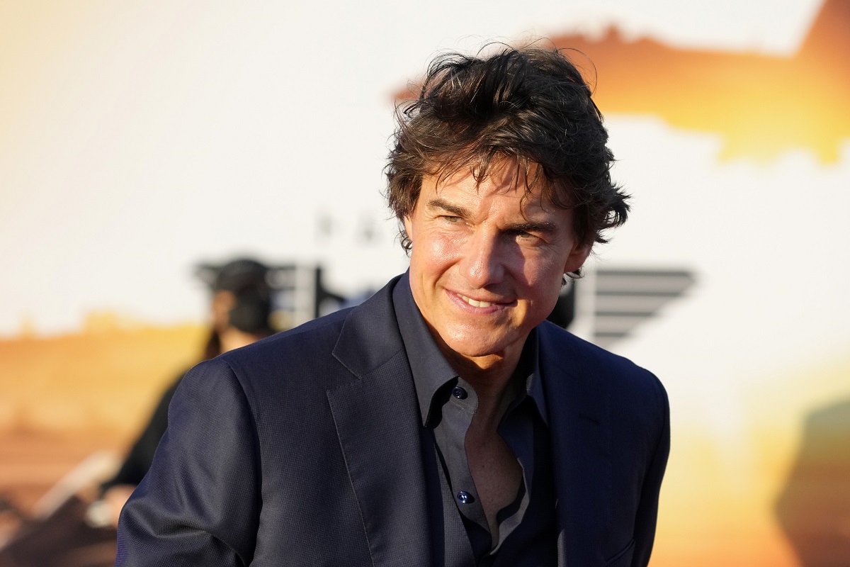 Tom Cruise souriant en portant un costume.