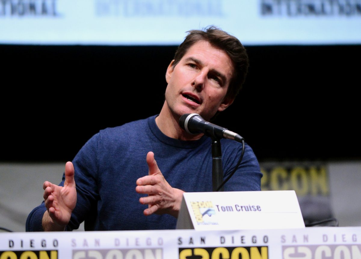 Tom Cruise, l'ex-mari de Nicole Kidman, au Comic-Con parlant dans le micro avec ses mains sur la table