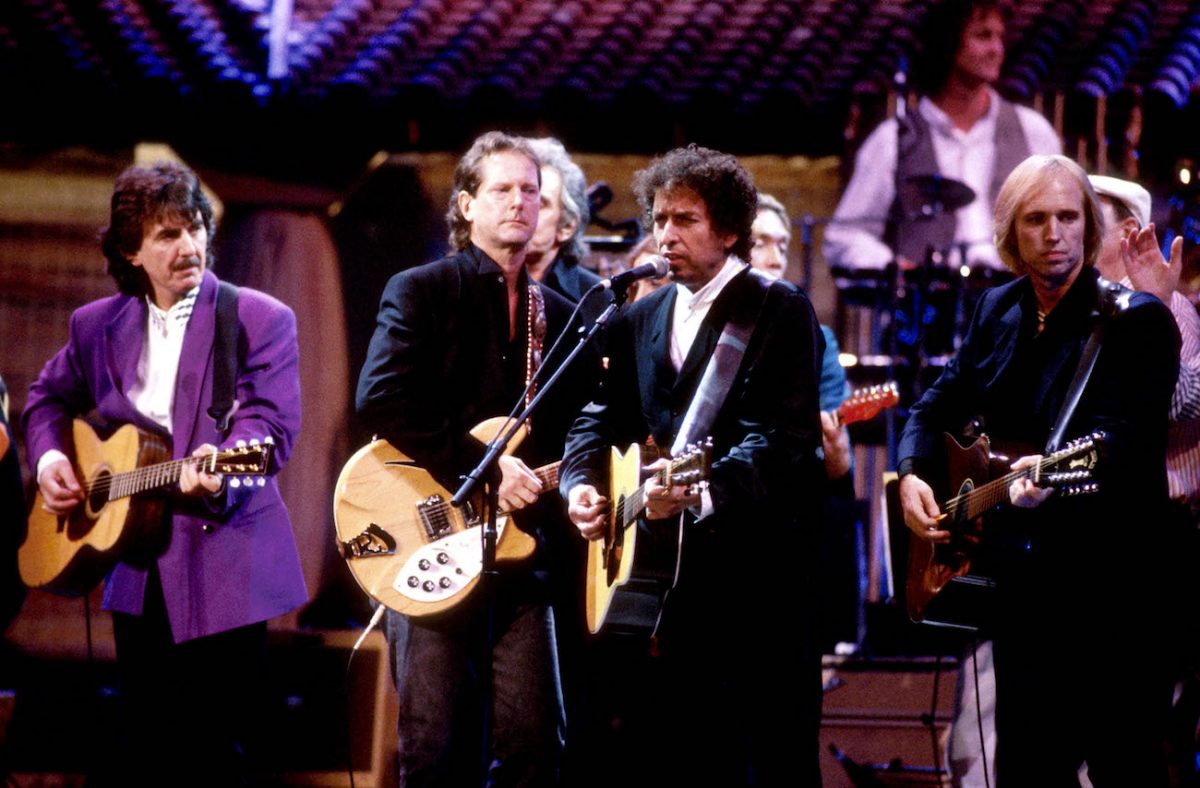 George Harrison, Bob Dylan et Tom Petty des Traveling Wilburys se sont produits ensemble en 1990.