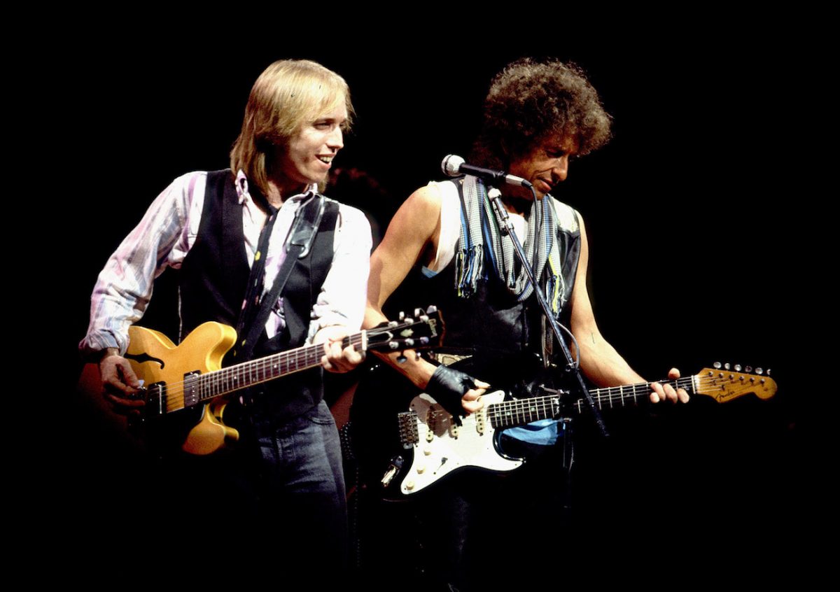 Tom Petty et Bob Dylan se produisent ensemble en 1986.
