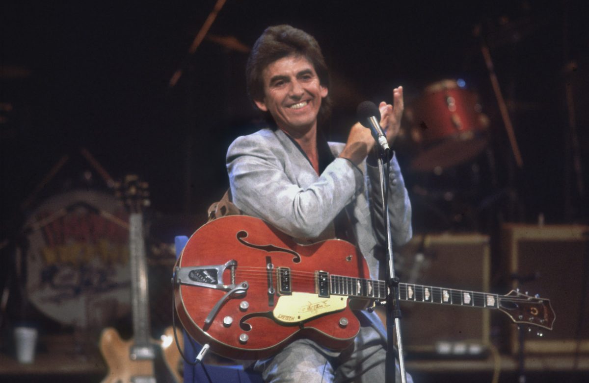 George Harrison se produisant à Ferry Aid en 1987.