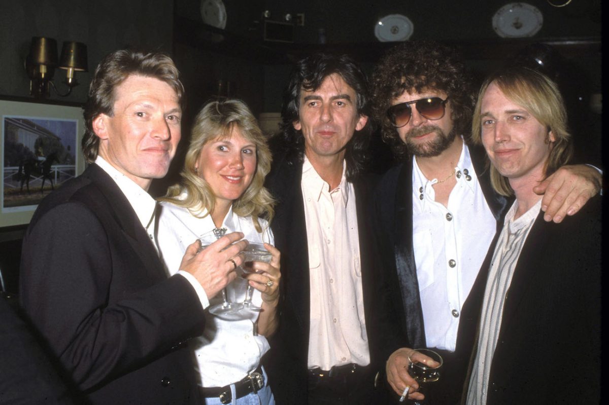 Steve Winwood et sa femme, George Harrison, Jeff Lynne et Tom Petty prenant un verre lors d'une fête en 1992.