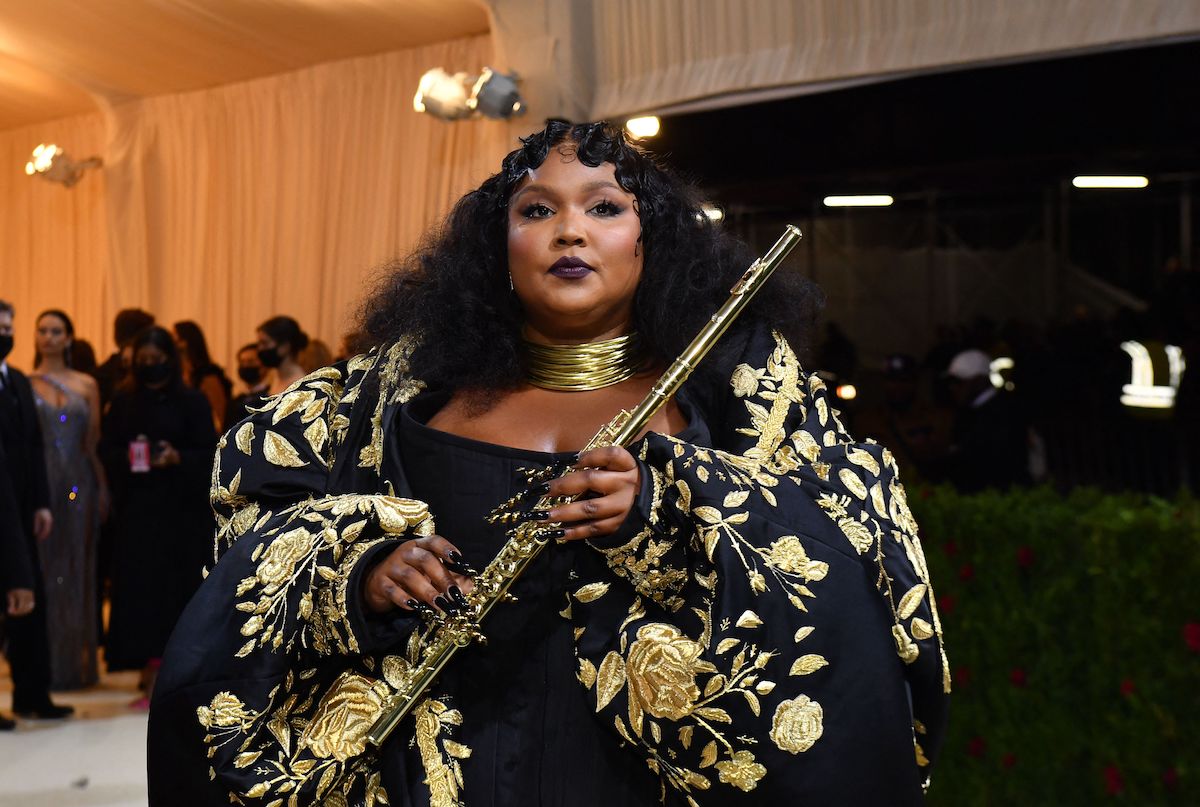 Lizzo tenant une flûte