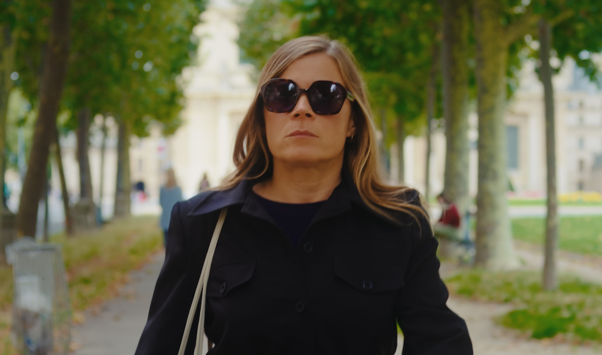 Blanche Gardin dans le rôle de Jeanne Mayar portant des lunettes de soleil noires et foncées dans 'Everybody Loves Jeanne'