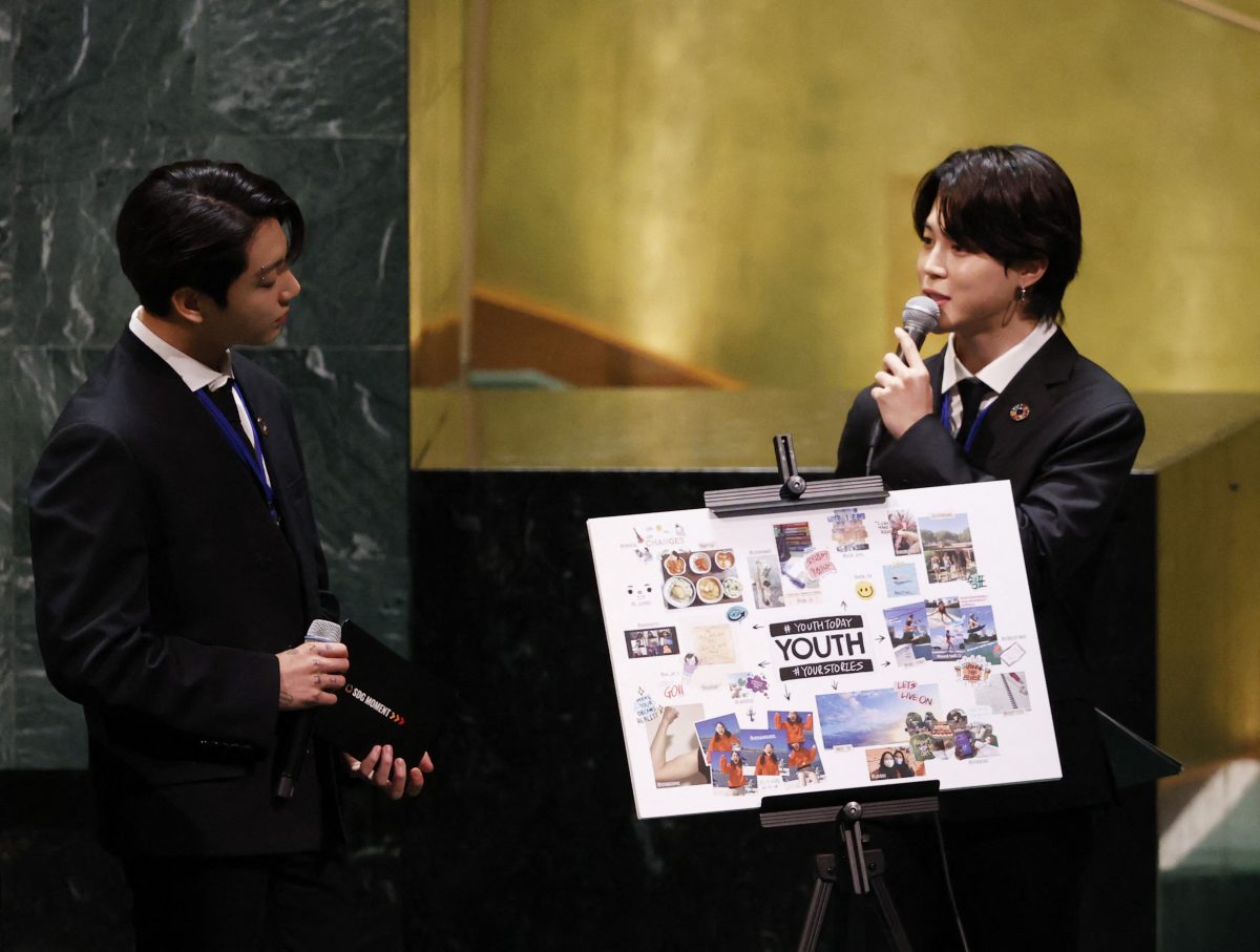 Jungkook écoute Jimin du boys band sud-coréen BTS s'exprimer lors du débat général de la 76e session de l'Assemblée générale des Nations Unies