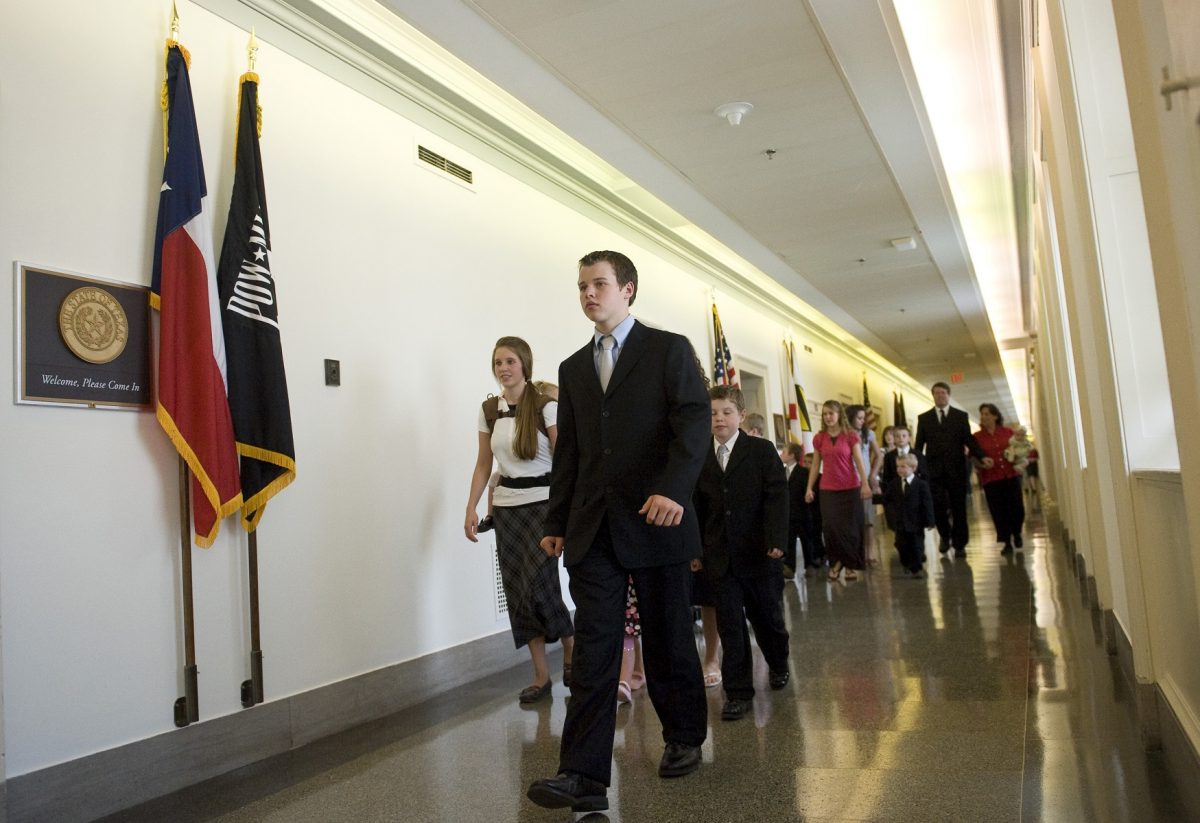La famille Duggar marche dans le couloir de l'immeuble de bureaux Longworth House en 2009