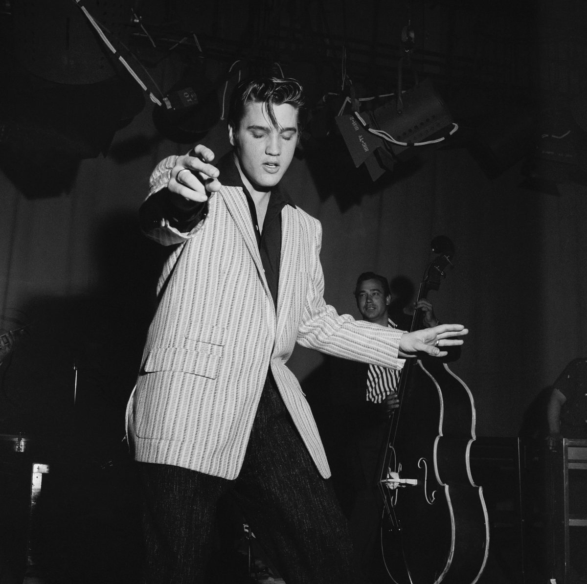 Elvis Presley chante des chansons tout en bougeant ses hanches
