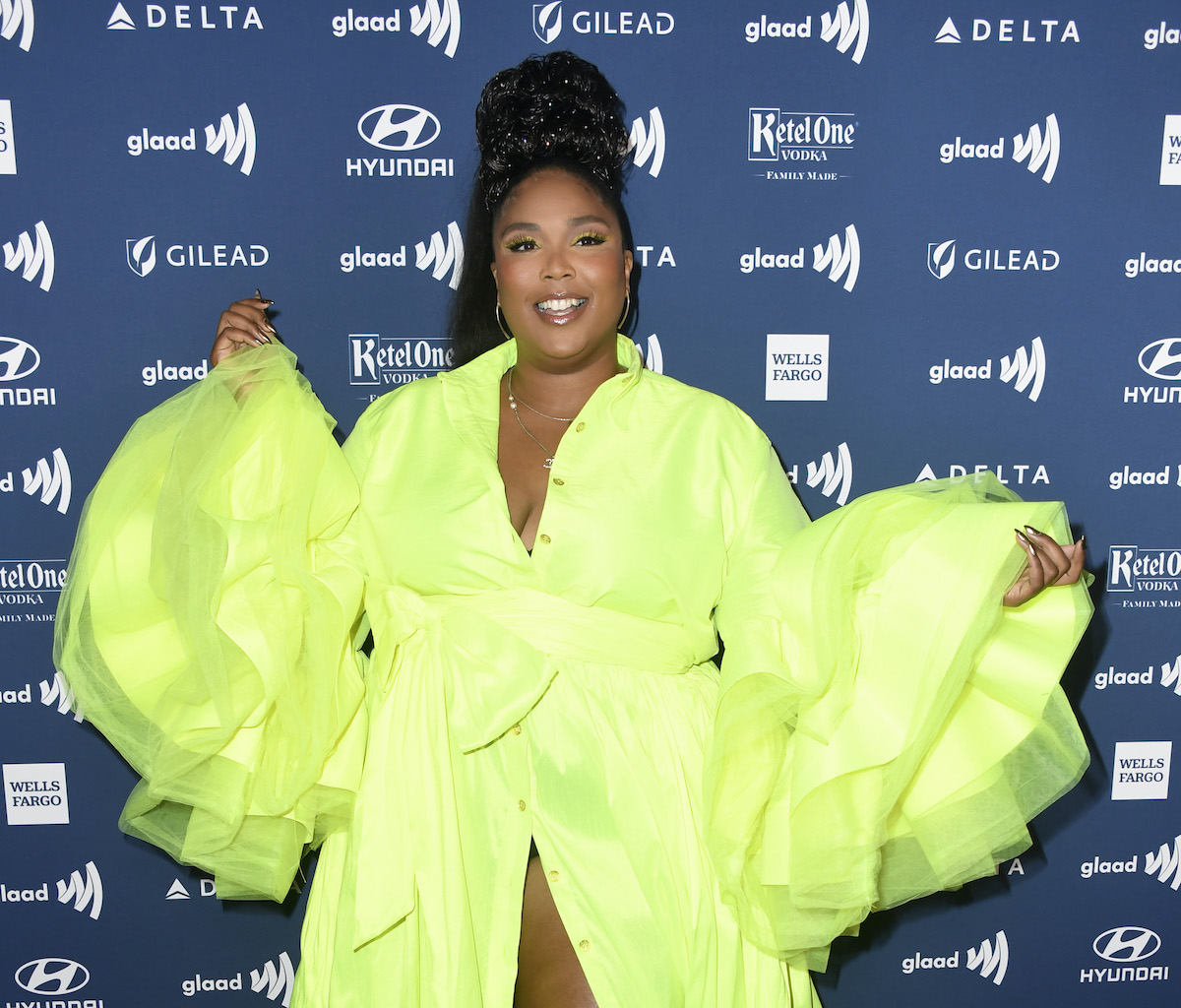 Lizzo porte du vert citron