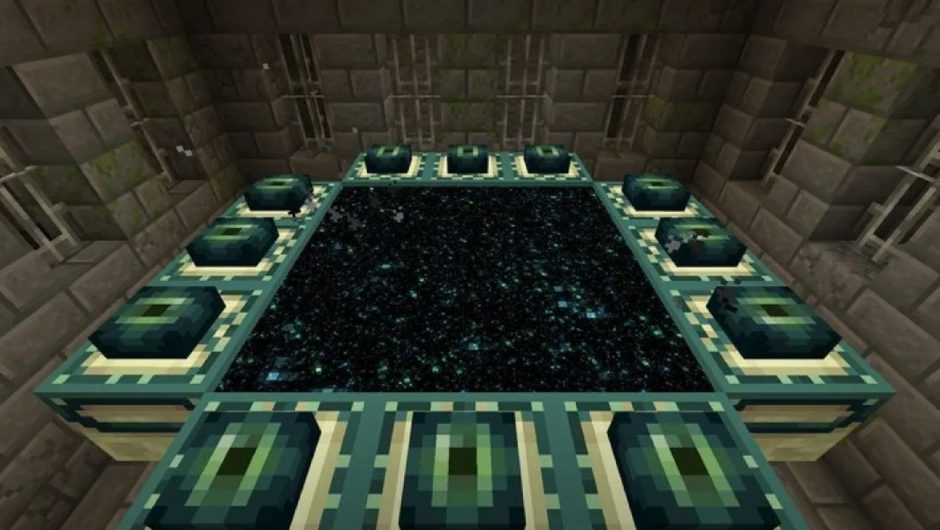 Un fan de Minecraft montre une impressionnante casquette de graduation du portail final