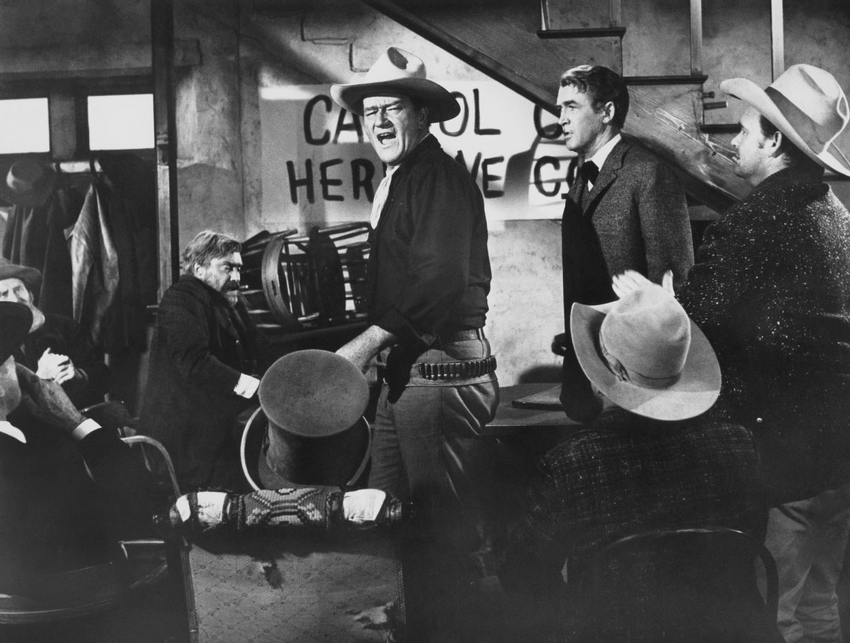 John Wayne prend la parole lors d'une mairie dans 
