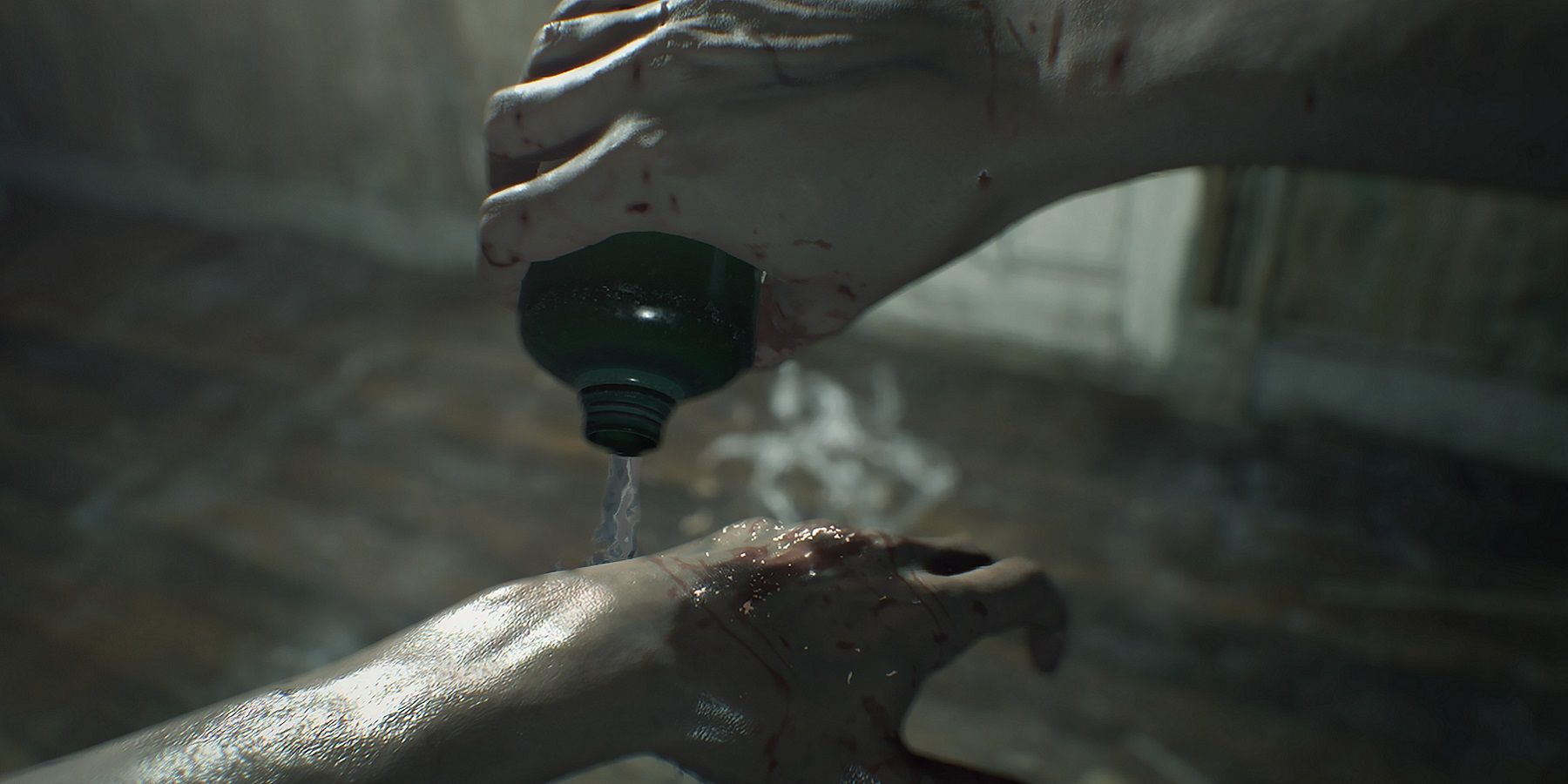 Capture d'écran de Resident Evil 7 montrant Ethan versant une substance sur sa main blessée.
