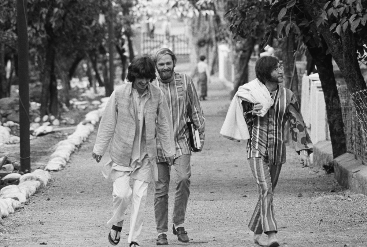 George Harrison, Mike Love et John Lennon à l'ashram de Maharishi Mahesh Yogi en Inde, 1968.