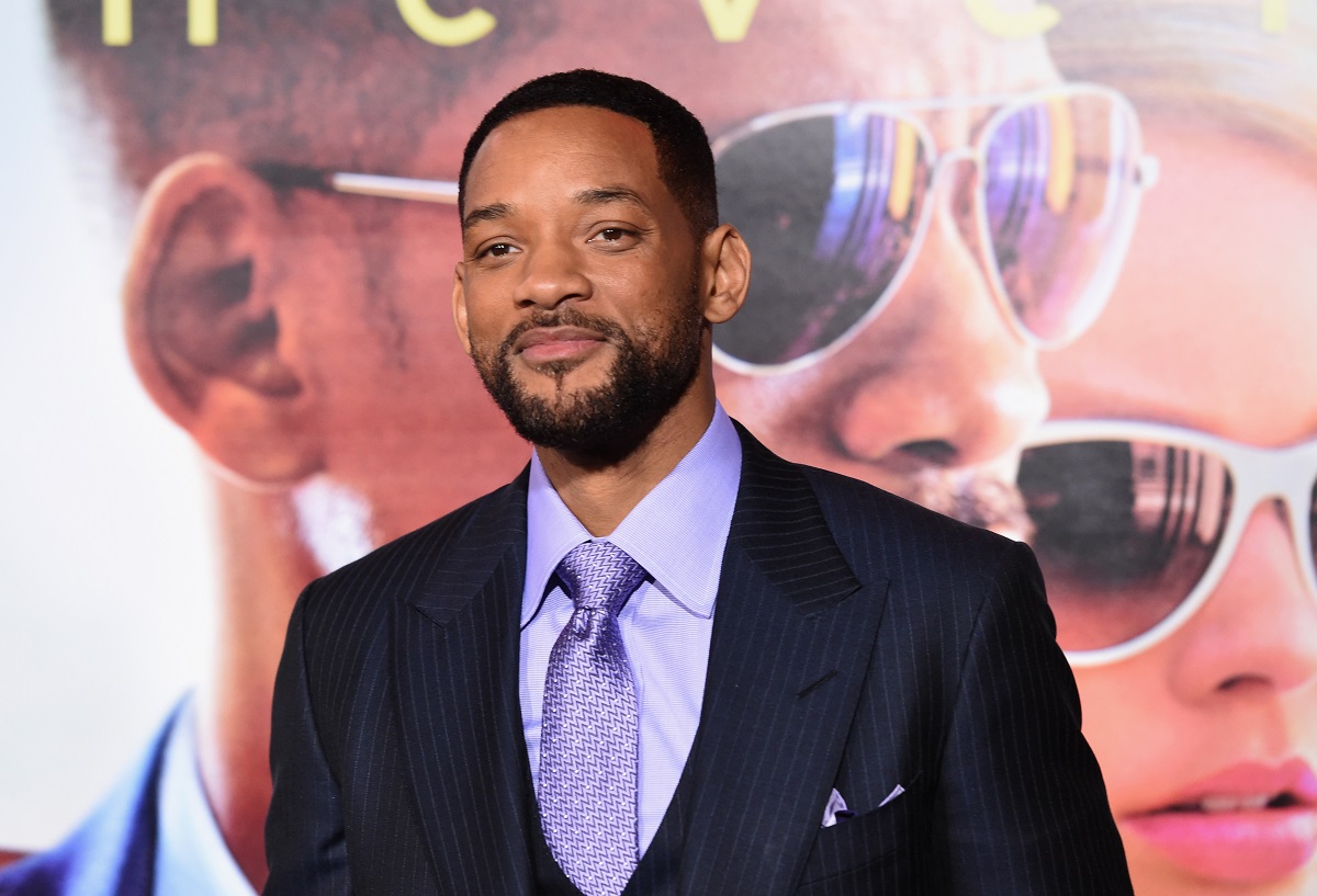 Will Smith sourit en portant un costume.