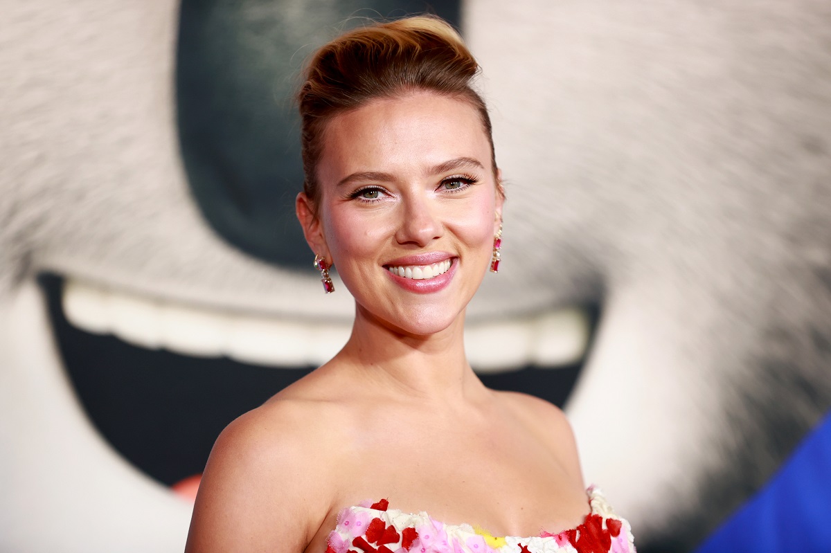 Scarlett Johansson souriant en portant une robe.