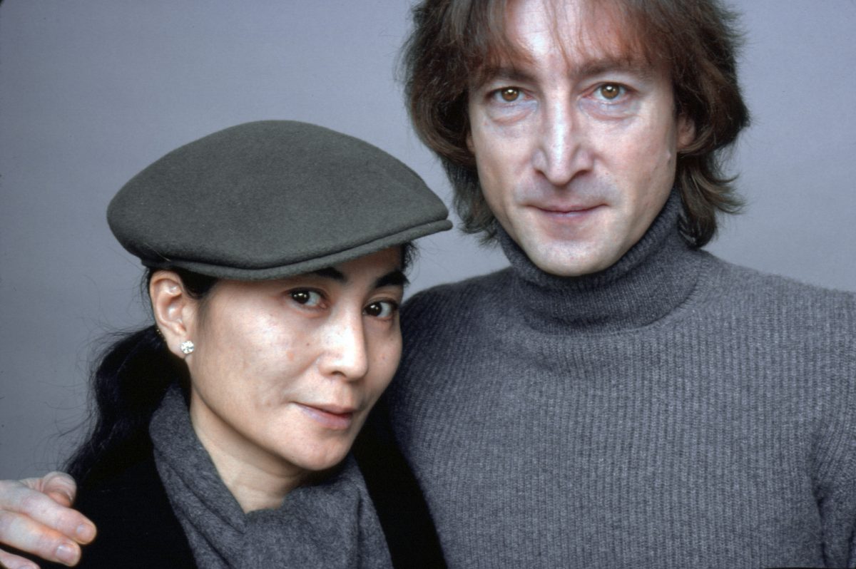 John Lennon met son bras autour de Yoko Ono