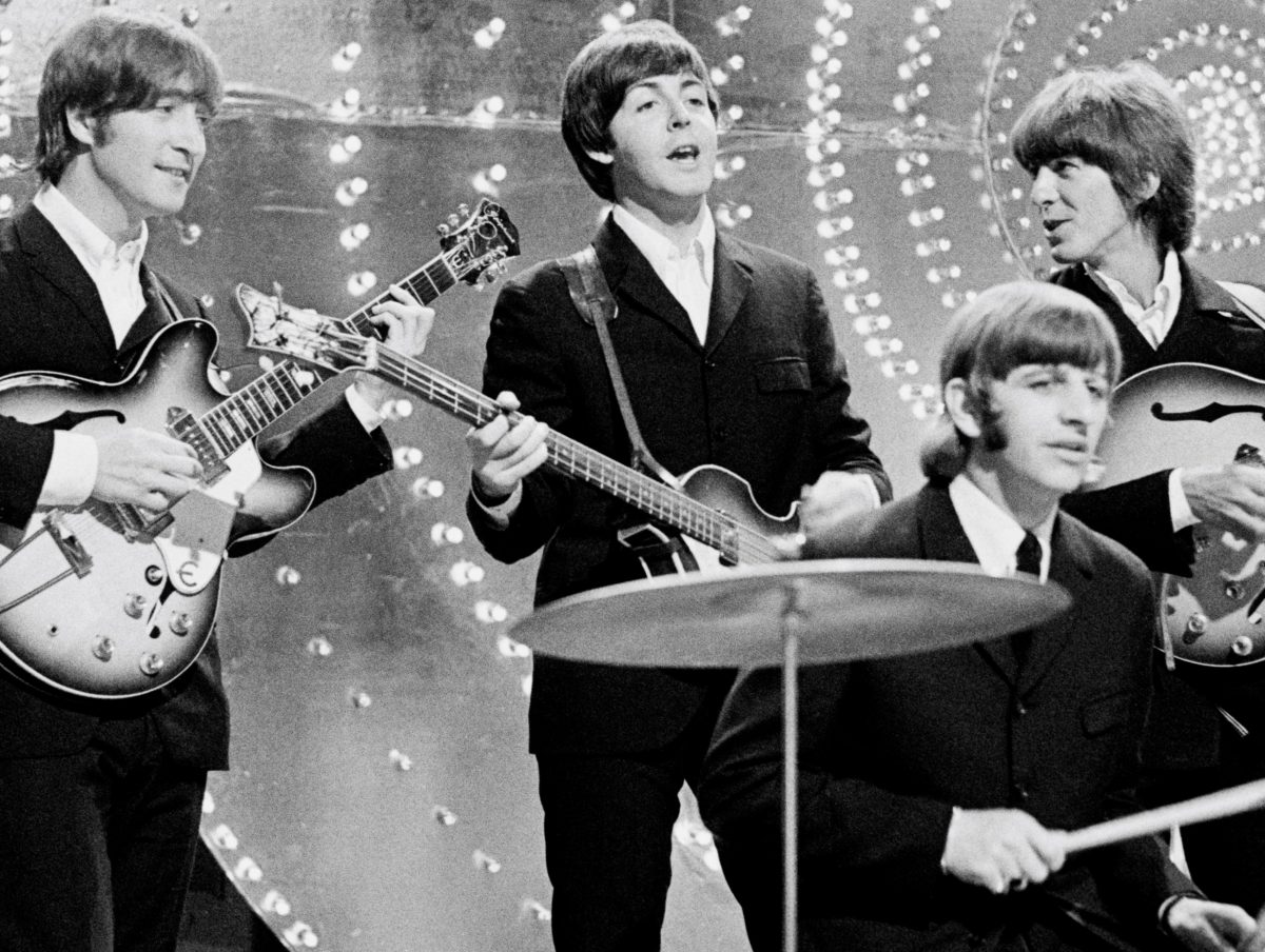 Les Beatles John Lennon, Paul McCartney, Ringo Starr et George Harrison jouant des chansons