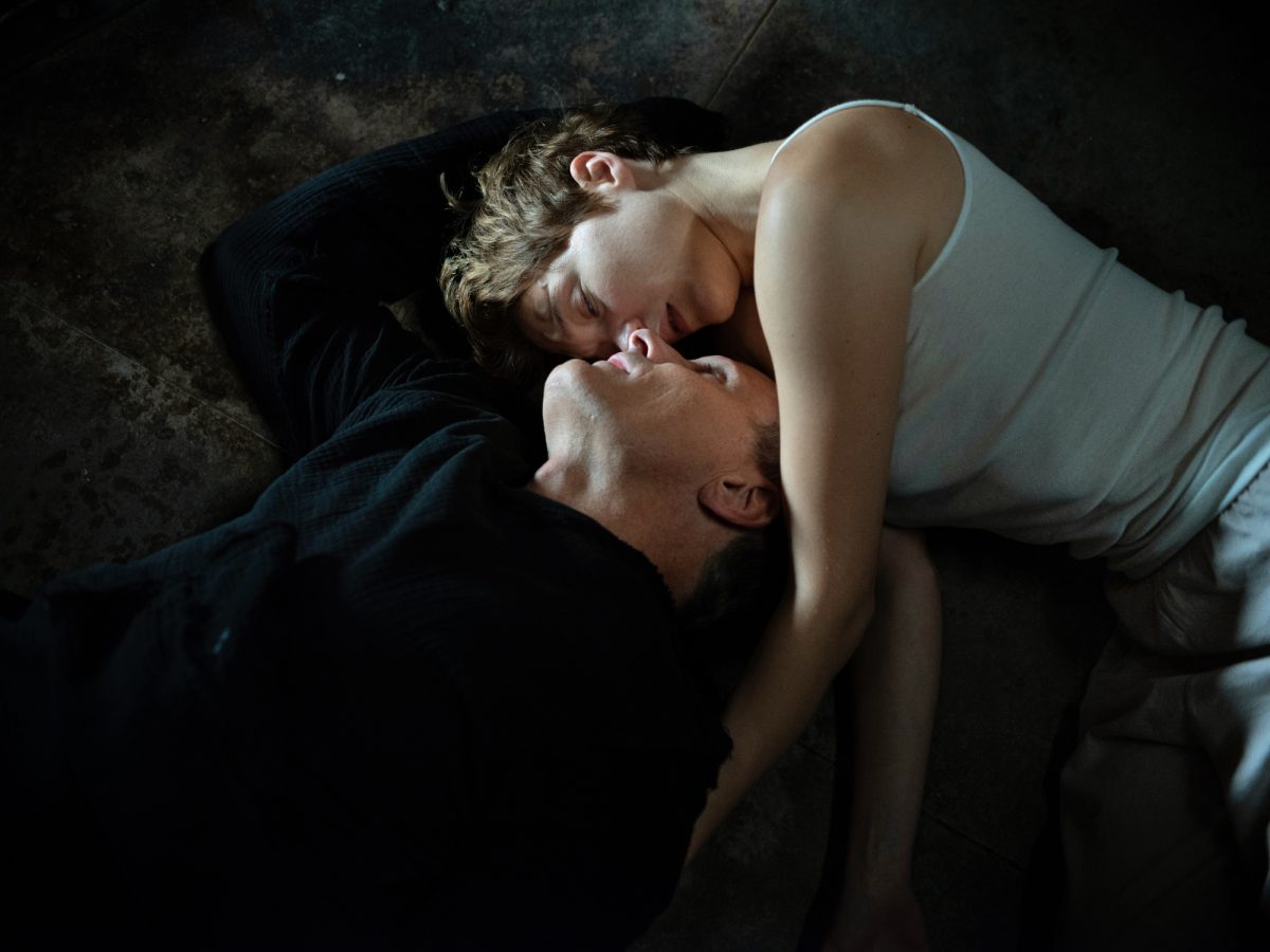 'Crimes du futur' Viggo Mortensen dans le rôle de Saul Tensen et Léa Seydoux dans le rôle de Caprice s'embrassant avec Viggo regardant à l'envers sur le sol