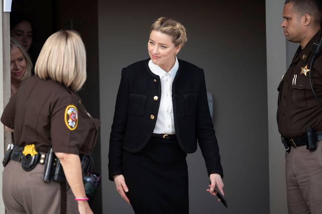 Amber Heard quitte le palais de justice du comté de Fairfax, à Fairfax, lors du procès civil qui l'oppose à Johnny Depp.  Crédit : Alamy