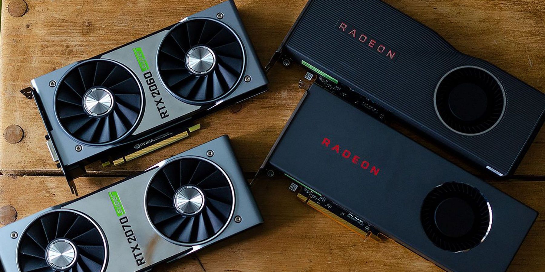 Une photo montrant deux cartes Nvidia RTX série 20 à côté de deux cartes AMD Radeon.