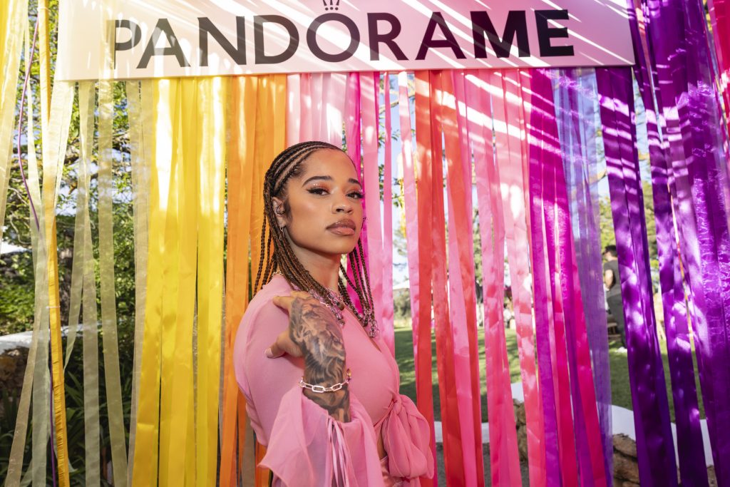 Ella Mai, qui a été encadrée par Mary J. Blige, sur un fond arc-en-ciel