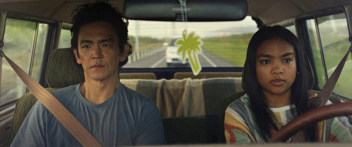 'Don't Make Me Go' John Cho comme Max Park et Mia Isaac comme Wally Park regardant droit devant dans une voiture portant leur ceinture de sécurité