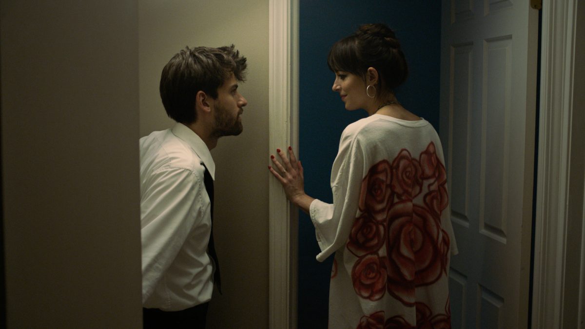 'Cha Cha Real Smooth' Cooper Raiff dans le rôle d'Andrew et Dakota Johnson dans le rôle de Domino se regardant dans l'embrasure de la porte