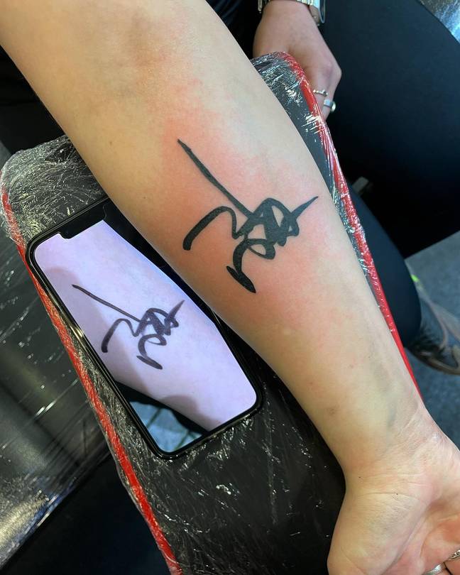 Le lendemain de leur interaction, Paris s'est fait tatouer sa signature sur l'avant-bras.  Crédit: Deadline News