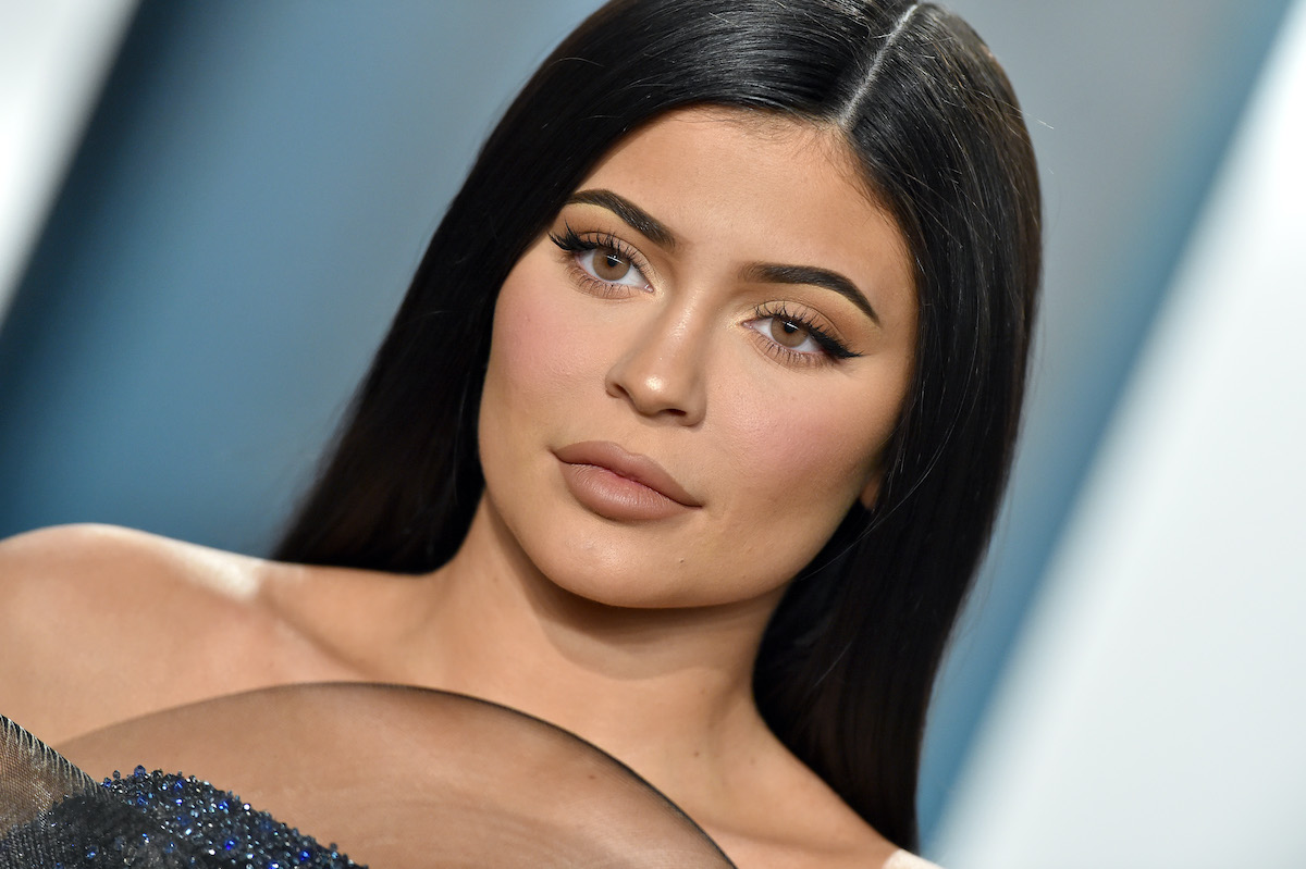 Kylie Jenner sourit légèrement