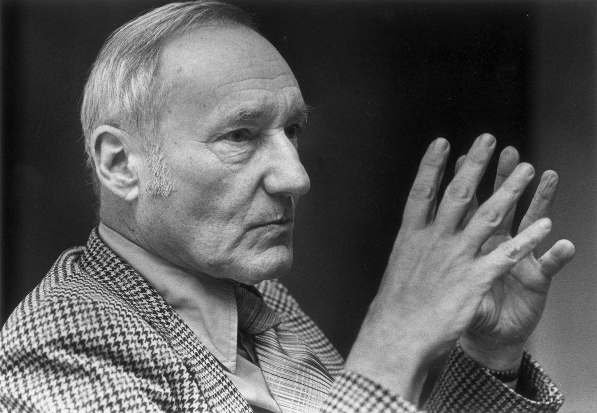 William S. Burroughs levant les mains