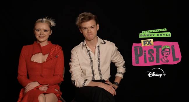Pistolet aux côtés de la co-star Thomas Brodie-Sangster. Crédit : Disney