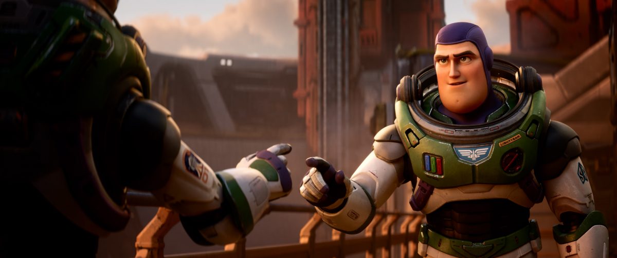 'Lightyear' Buzz Lightyear (Chris Evans) portant son uniforme de garde de l'espace et tendant son doigt à un autre garde de l'espace