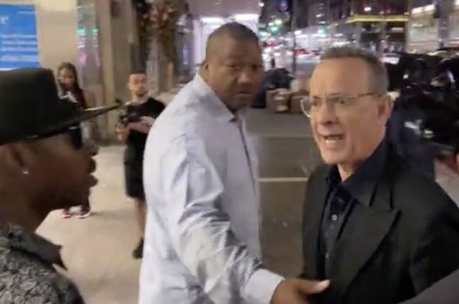 Tom Hanks est intervenu pour dire à la foule de reculer.  Crédit: Splash Nouvelles