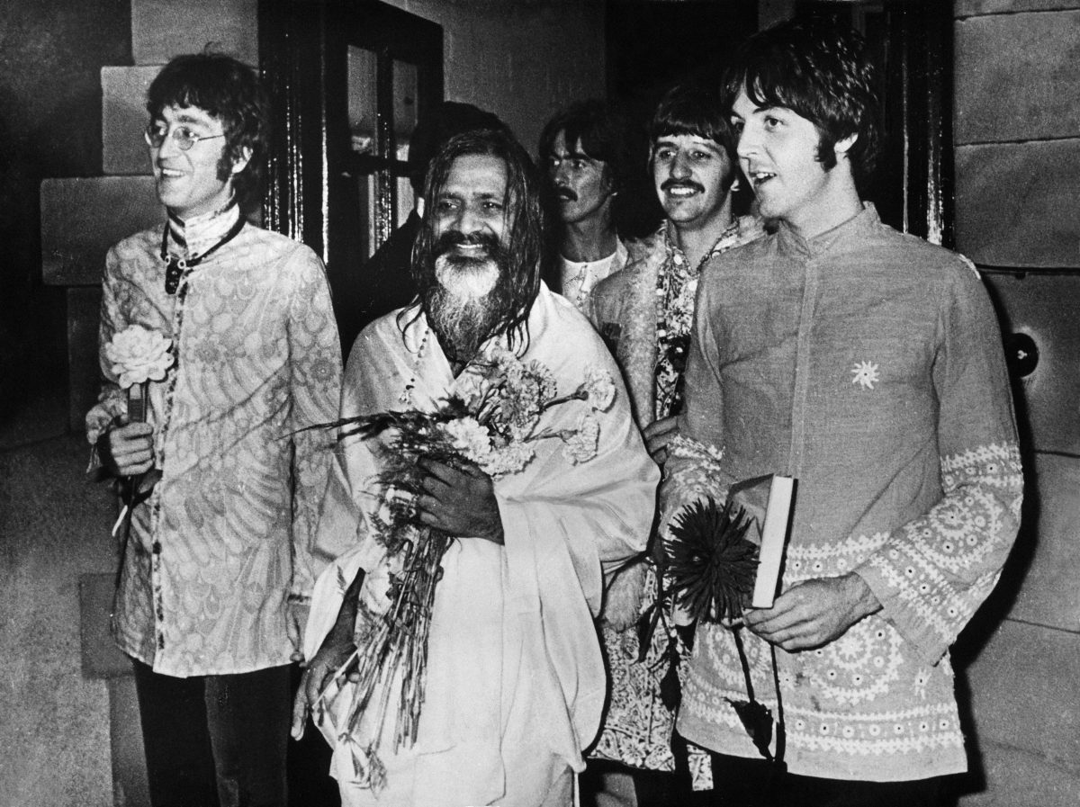 John Lennon, Maharishi Mahesh Yogi, George Harrison, Ringo Starr et Paul McCartney